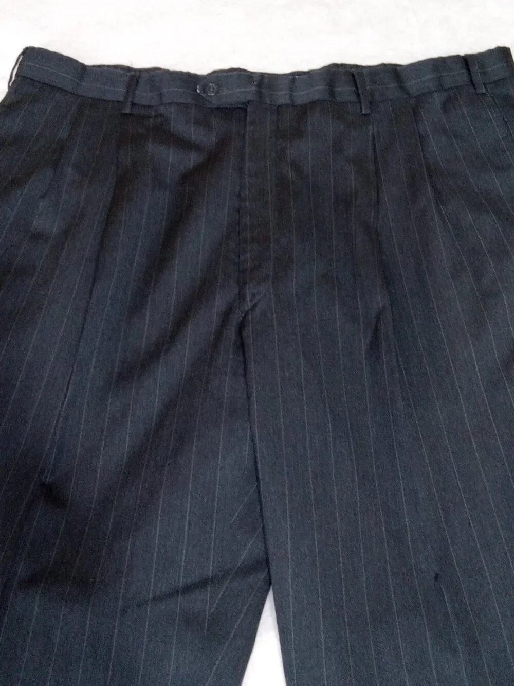 Jos A Bank Gordon Mens 100 Wool Pinstripe Suit 46L 42x32 Black 2 Button Pleated